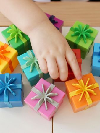 Развивающая игра Подарочки с сюрпризом Learning Resources